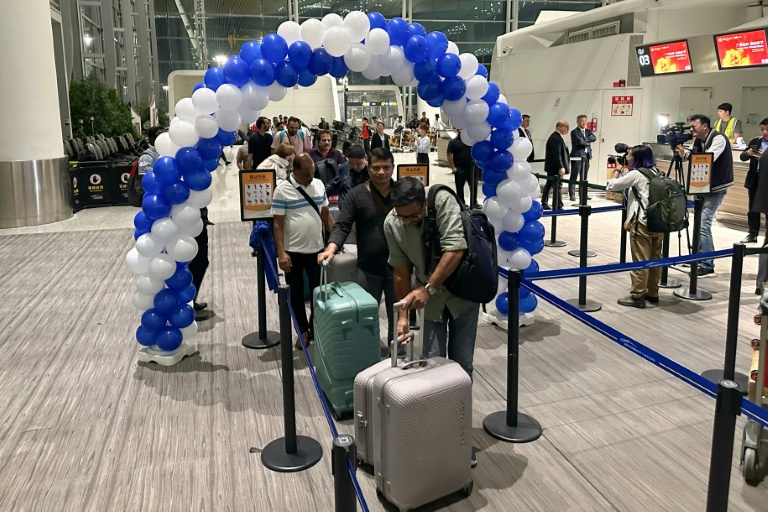 Des passagers attendent pour s'enregistrer sur un vol direct entre Canton et Calcutta le 27 octobre 2025 à l'aéroport de Canton, en Chine