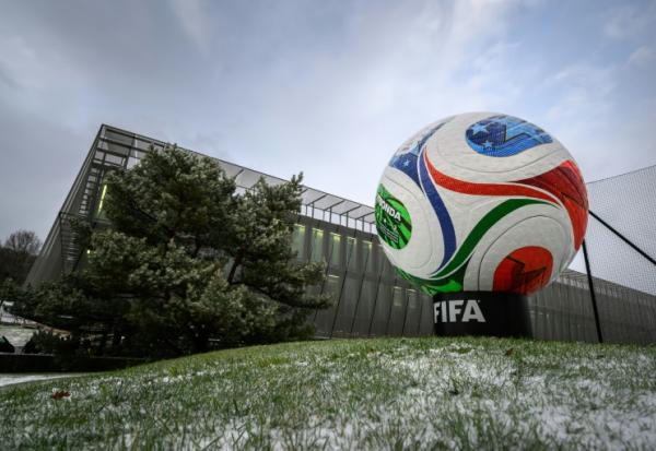 Réplique géante du ballon Trionda du Mondial-2026, devant le siège de la FIFA à Zurich (Suisse), le 20 novembre 2025