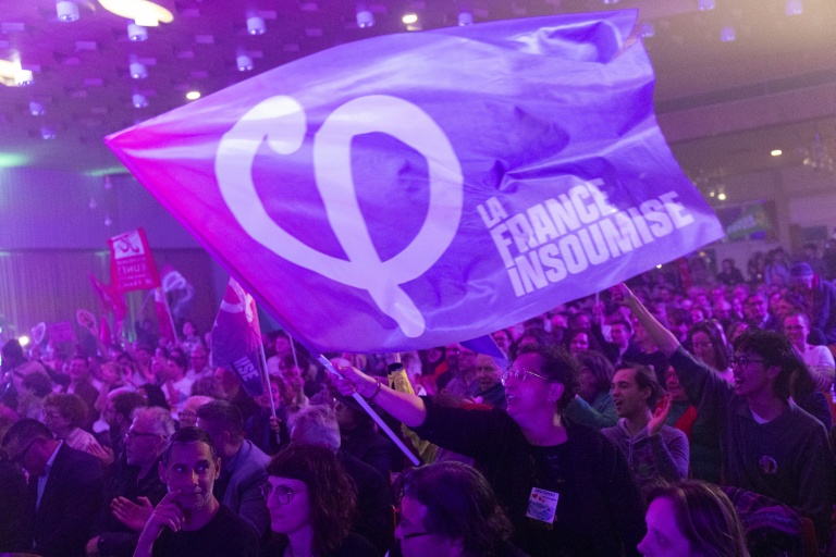 Un drapeau La France insoumise (LFI) agité durant la campagne des élections municipales à Strasbourg, le 19 mars 2026