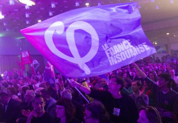 Un drapeau La France insoumise (LFI) agité durant la campagne des élections municipales à Strasbourg, le 19 mars 2026