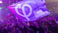 Un drapeau La France insoumise (LFI) agité durant la campagne des élections municipales à Strasbourg, le 19 mars 2026