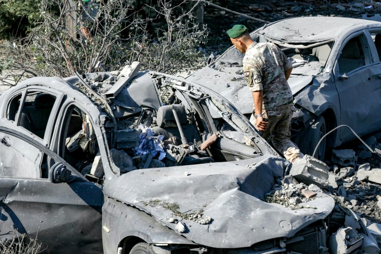 Un soldat inspecte des véhicules détruits sur le site d'une frappe aérienne israélienne nocturne contre le village de Kfar Remmane, dans le sud du Liban, le 7 septembre 2026