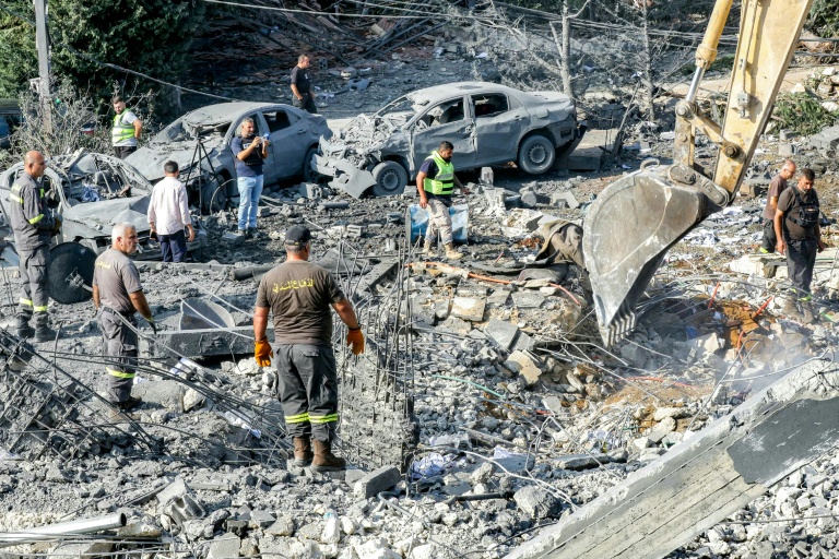 Une pelleteuse dégage les décombres lors que des secouristes recherchent des survivants après une frappe aérienne israélienne nocture sur le village de Kfar Remmane, dans le sud du Liban, le 7 septembre 2026