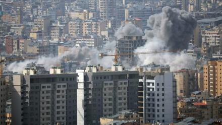 De la fumée s'élève de la banlieue sud de Beyrouth, où une frappe israélienne s'est produite à proximité d'un grand hôpital public, le 5 avril  2026. 

