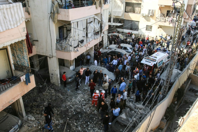 Des équipes de secours sur le site d'une frappe aérienne israélienne à Mieh Mieh, à l'est de Saïda, le 13 mars 2026 au Liban