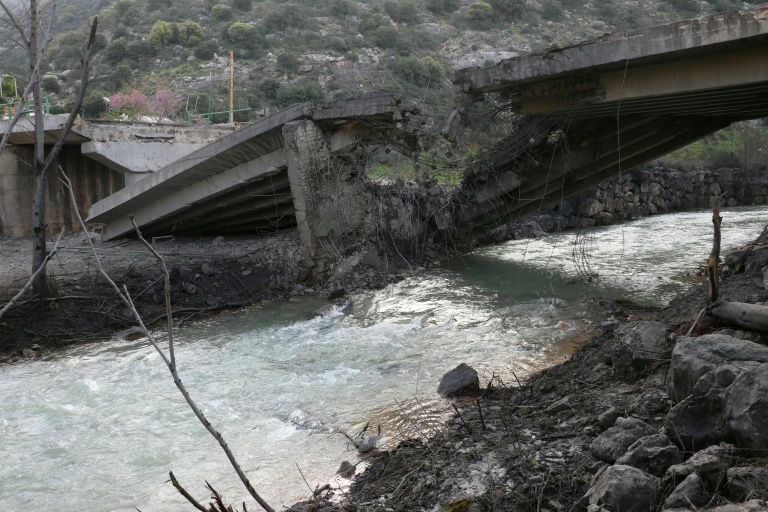 Le pont Tayr Falsay, qui reliait les villages situés au sud du Litani à ceux situés au nord du fleuve, détruit par 'une frappe aérienne israélienne, le 13 mars 2026 au Liban