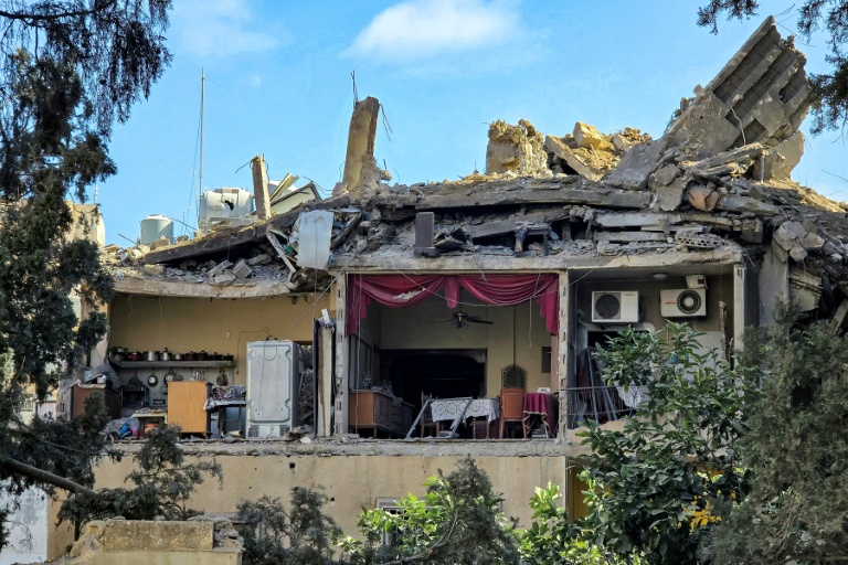 L'intérieur d'un appartement exposé après l'effondrement des murs extérieurs d'un bâtiment endommagé par une frappe israélienne nocturne sur la ville de Tyr, dans le sud du Liban, le 16 mai 2026