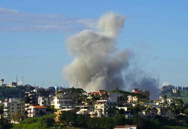Un épais nuage de fumée s'élève après une frappe aérienne israélienne dans un secteur de la ville de Nabatiyé, dans le sud du Liban, le 11 avril 2026