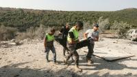 Les premiers secours évacuent un corps des décombres à la suite d'une frappe aérienne israélienne qui a visé une maison dans le village d'Ansar, dans le sud du Liban, le 15 août 2026. 