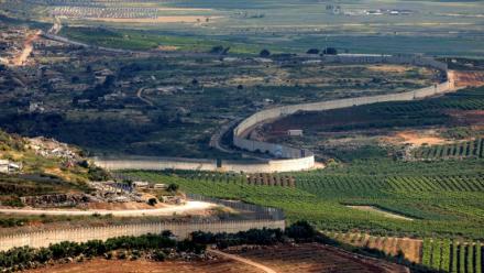 Le mur frontalier entre Israël (à droite) et le Liban, le 29 mai 2026