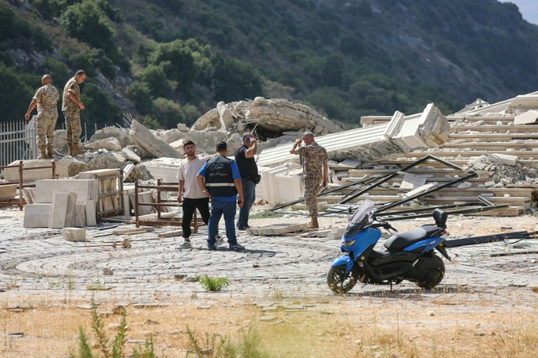 Des soldats inspectent les destructions sur un site visé par une frappe aérienne israélienne dans le village d'Arabsalim, dans le sud du Liban, le 6 septembre 2026