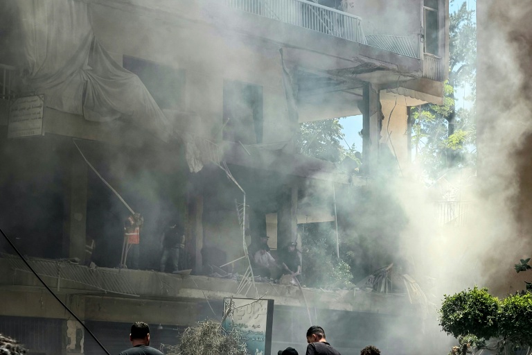 Des habitants recherchent des survivants sur le site d'une frappe aérienne israélienne qui a ciblé un bâtiment dans la banlieue sud de Beyrouth, le 14 juin 2026 au Liban