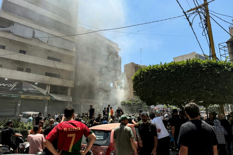 Des habitants sur le site d'une frappe aérienne israélienne qui a ciblé un bâtiment dans la banlieue sud de Beyrouth, le 14 juin 2026 au Liban