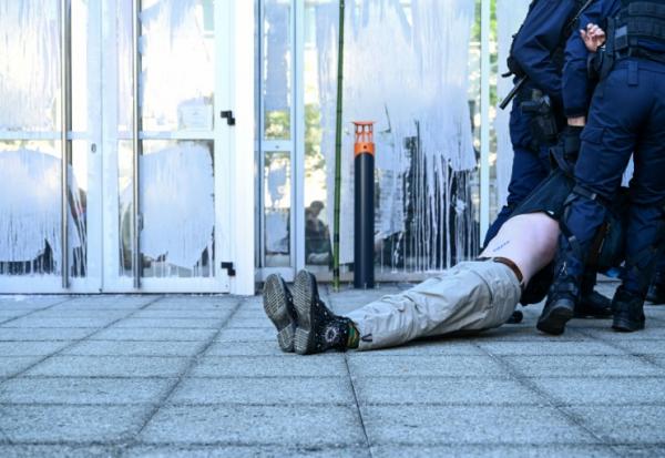 La police intervient contre des militants écologistes, à Nantes, le 14 mai 2025