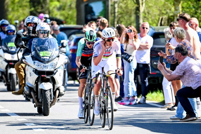 Tadej Pogacar devant Paul Seixas dans Liège-Bastogne-Liège le 26 avril 2026