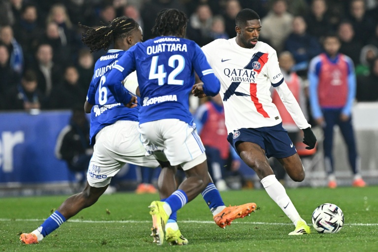 L'attaquant du Paris SG Ousmane Dembelé (à droite) lors du match de Ligue 1 contre Strasbourg, au stade de la Meinau, le 1er février 2026