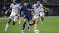 Le milieu de terrain du Paris SG Desiré Doué (au centre) face au Marseillais Facundo Medina (à droite) lors de la finale du Trophée des champions,  au Koweït le 8 janvier 2026
