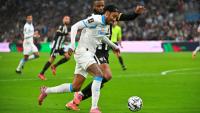 L'attaquant de l'OM Pierre-Emerick Aubameyang au duel avec le défenseur d'Angers Ousmane Camara, à Marseille, le 31 octobre 2025