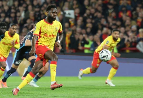 Odsonne Edouard inscrit un penalty pour Lens face à Marseille, le 25 octobre 2025 au stade Bollaert
