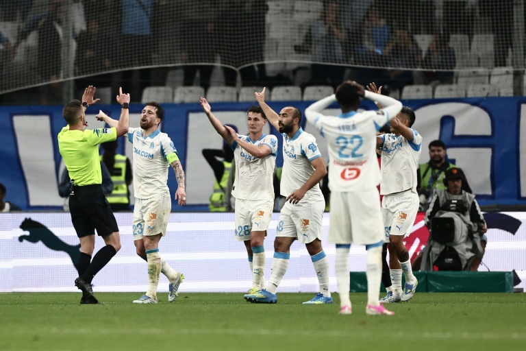 Les joueurs marseillais en discussion avec l'arbitre lors du match contre Nice, le 26 avril 2026 au Vélodrome
