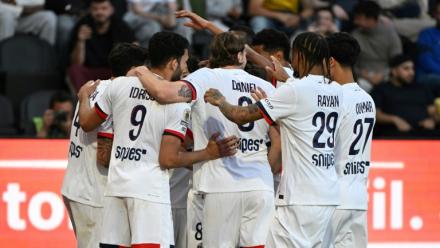 Les joueurs du PSG se congratulent après leur troisième but inscrit par Lucas Beraldo à Angers, le 25 avril 2026