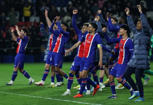 Les joueurs du PSG fêtent leur succès contre Brest, synonyme de 14e de titre de champion de France assuré, le 10 mai 2026 au Parc des Princes