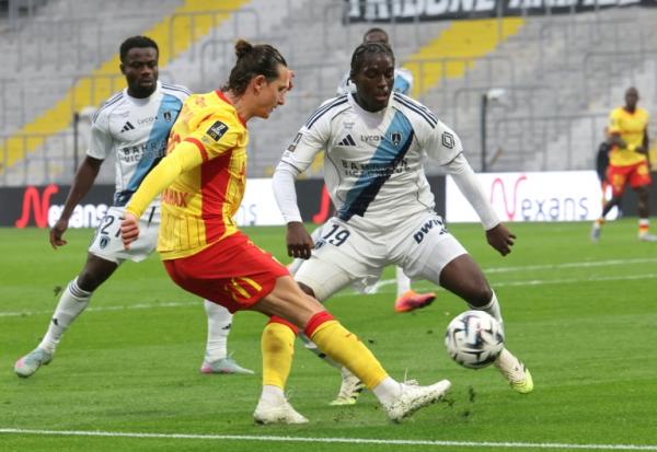 Le Lensois Florian Thauvin (g) aux prises avec le défenseur du Paris FC Nhoa Sangui lors de la victoire des Sang et Or 2-1, le 19 octobre 2025 à Lens