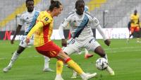 Le Lensois Florian Thauvin (g) aux prises avec le défenseur du Paris FC Nhoa Sangui lors de la victoire des Sang et Or 2-1, le 19 octobre 2025 à Lens
