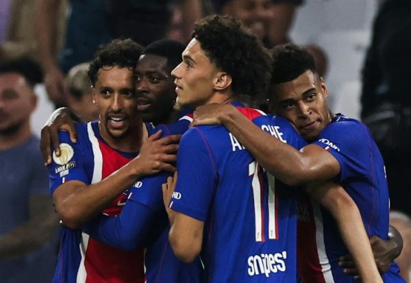 Le capitaine du PSG Marquinhos (à gauche) fêté par ses coéquipiers après son but contre Marseille, le 20 septembre 2026 au Vélodrome