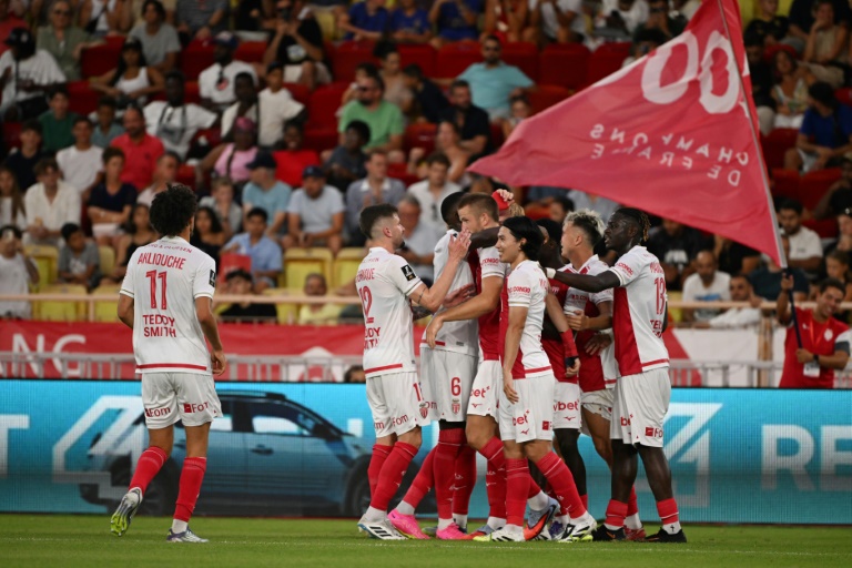 Les joueurs de Monaco se congratulent après le but d'Eric Dier face au Havre, le 16 août 2025 au stade Louis-II