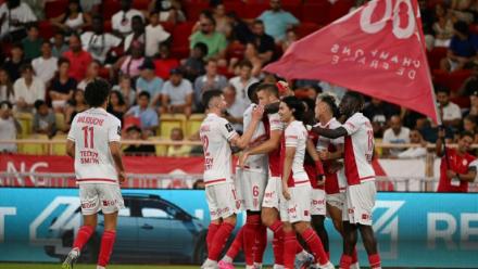 Les joueurs de Monaco se congratulent après le but d'Eric Dier face au Havre, le 16 août 2025 au stade Louis-II