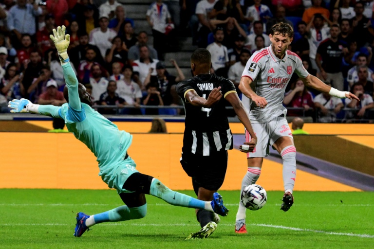 L'Américain Tanner Tessmann (d), auteur du but de la victoire pour Lyon face à Angers, le 19 septembre 2025 à Décines-Charpieu