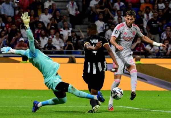 L'Américain Tanner Tessmann (d), auteur du but de la victoire pour Lyon face à Angers, le 19 septembre 2025 à Décines-Charpieu
