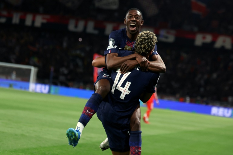 Ousmane Dembélé, auteur d'un doublé, dans les bras de Désiré Doué lors de la victoire 5-4 du Paris SG contre le Bayern Munich lors de la demi-finale aller de Ligue des champions, le 28 avril 2026 au Parc des Princes
