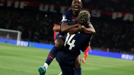 Ousmane Dembélé, auteur d'un doublé, dans les bras de Désiré Doué lors de la victoire 5-4 du Paris SG contre le Bayern Munich lors de la demi-finale aller de Ligue des champions, le 28 avril 2026 au Parc des Princes