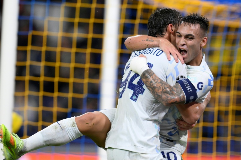 L'attaquant et capitaine de l'Inter Milan Lautaro Martinez félicité par son coéquipier Francesco Pio Esposito après le deuxième but du club italien face à l'Union Saint-Gilloise en Ligue des champions le 21 octobre 2025 à Bruxelles