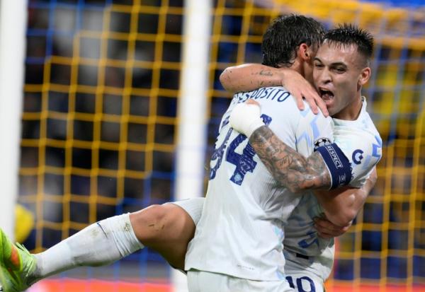 L'attaquant et capitaine de l'Inter Milan Lautaro Martinez félicité par son coéquipier Francesco Pio Esposito après le deuxième but du club italien face à l'Union Saint-Gilloise en Ligue des champions le 21 octobre 2025 à Bruxelles