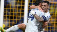L'attaquant et capitaine de l'Inter Milan Lautaro Martinez félicité par son coéquipier Francesco Pio Esposito après le deuxième but du club italien face à l'Union Saint-Gilloise en Ligue des champions le 21 octobre 2025 à Bruxelles