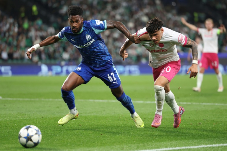 Le défenseur de Marseille Michael Murillo (g) et le milieu du Sporting Portugal Maximiliano Araujo lors de la victoire portugaise 2-1 en Ligue des champions, le 22 octobre 2025 à Lisbonne