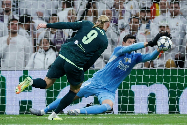 Le gardien du Real Madrid Thibaut Courtois face à l'attaquant de Manchester City Erling Haaland le 10 décembre 2025 dans le stade Santiago Bernabeu de Madrid 
