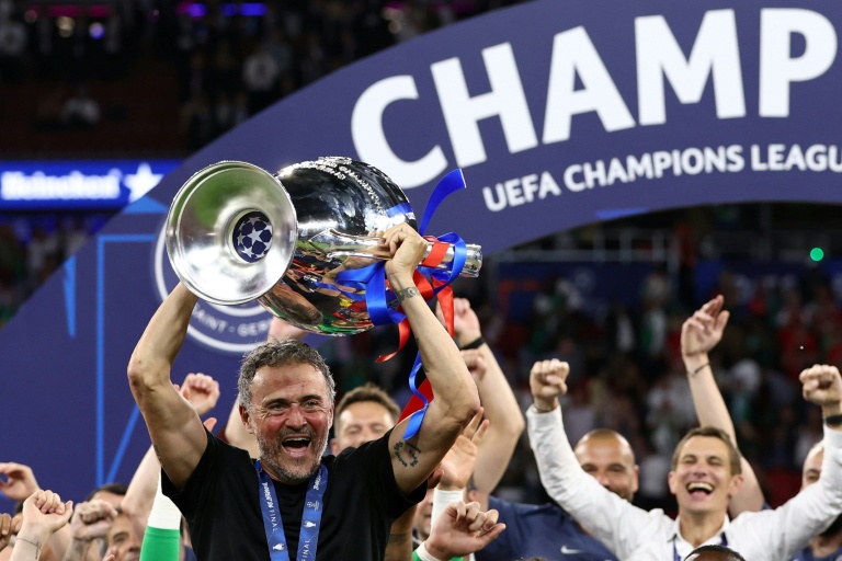 L'entraîneur du Paris SG Luis Enrique soulève le trophée après la victoire en finale de la Ligue des champions contre Arsenal, le 30 mai 2026 à Budapest