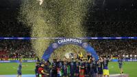 Les joueurs du Paris SG soulèvent leur deuxième Ligue des champions, après leur victoire en finale contre Arsenal, le 30 mai 2026 à Budapest