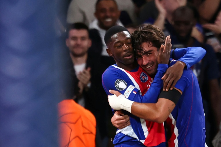 Les attaquants du Paris SG Ferran Torres (droite) et Ousmane Dembélé lors du match de Ligue des champions contre Bratislava le 9 septembre 2026 à Paris
