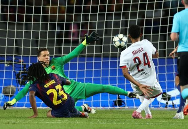 Senny Mayulu (N24) marque le but du Paris SG mercredi soir à Barcelone en Ligue des champions.