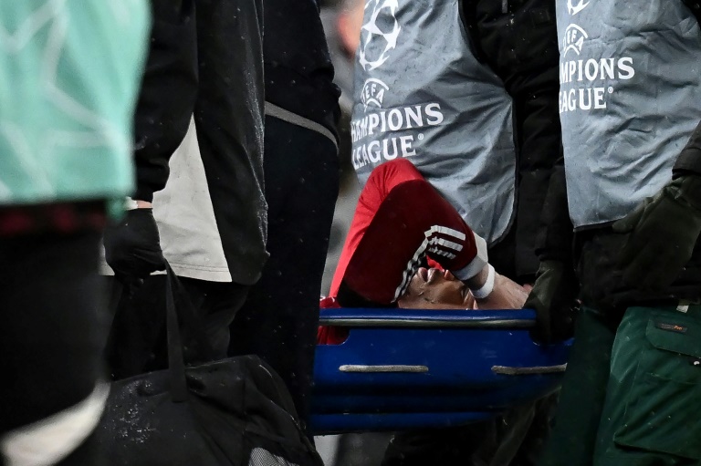 L'attaquant français de Liverpool Hugo Ekitiké, blessé à une cheville et évacué sur une civière, face au PSG, le 14 avril 2026 à Anfield