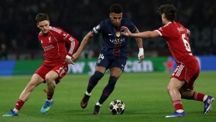 Florian Wirtz (G) de Liverpool voit filer Désiré Doué (C) du Paris SG lors de la victoire 2 à 0 des Parisiens, en quart de finale aller de Ligue des champions, le 8 avril 2026 au Parc des Princes