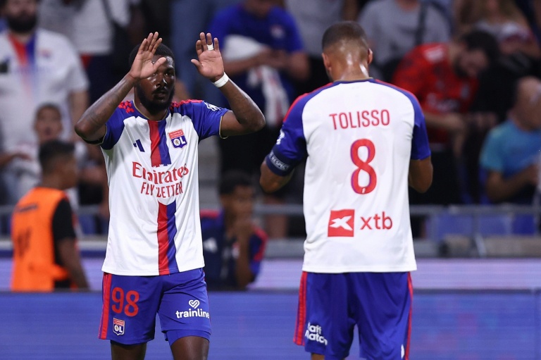 Ainsley Maitland-Niles (g), auteur du deuxième but de Lyon sur un service de Corentin Tolisso (de dos), face au Sparta Prague, le 11 août à Décines-Charpieu