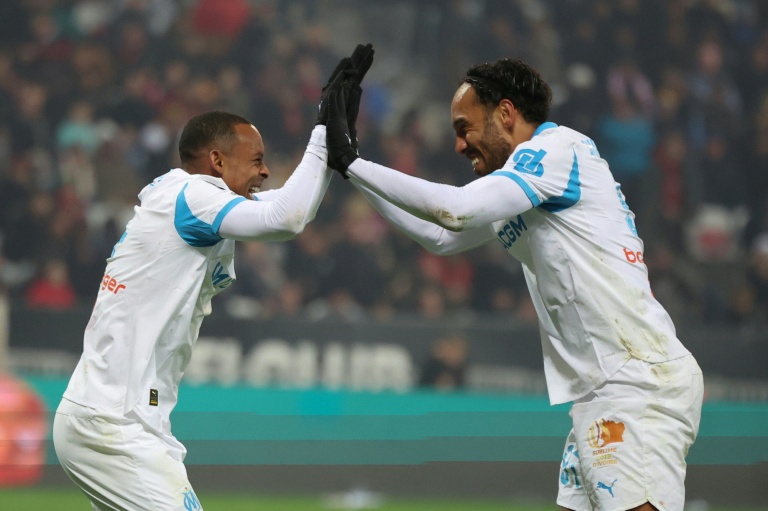 Les attaquants de l'OM Igor Paixao (G) et Pierre-Emerick Aubameyang se congratulent après un but inscrit sur le terrain de Nice, en Ligue 1, le 21 novembre 2025