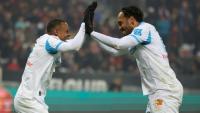 Les attaquants de l'OM Igor Paixao (G) et Pierre-Emerick Aubameyang se congratulent après un but inscrit sur le terrain de Nice, en Ligue 1, le 21 novembre 2025