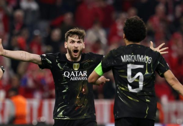 L'attaquant du PSG Khvicha Kvaratskhelia (G) face au capitaine Marquinhos lors de la qualification pour la finale de la Ligue des champions aux dépens du Bayern Munich, le 6 mai 2026 à l'Allianz Arena